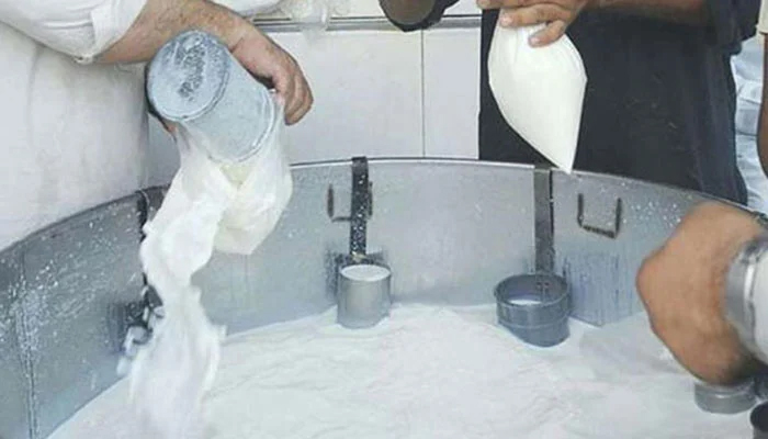 دودھ ایک ہی جھٹکے میں 20 روپے لیٹر مہنگا ہوگیا