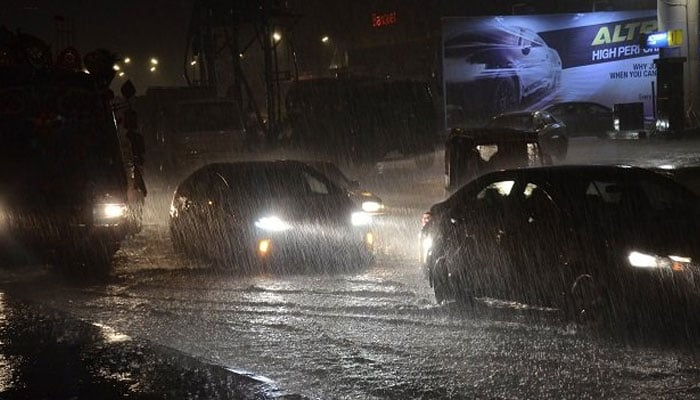 کراچی میں بارش کا سلسلہ آج رات تک جاری رہنے کی پیش گوئی