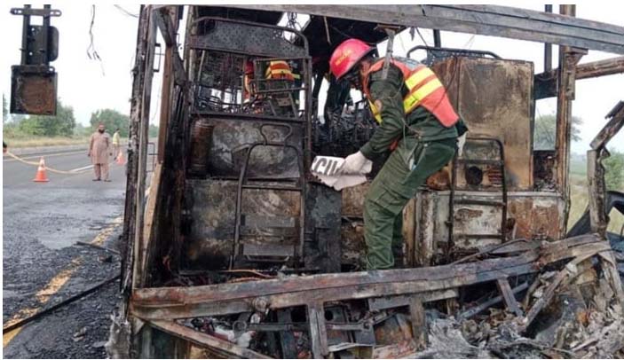 بس اور گاڑی میں ٹکر ، 4 افراد جاں بحق ،لرزہ خیز حادثے نے سب کو افسردہ کردیا