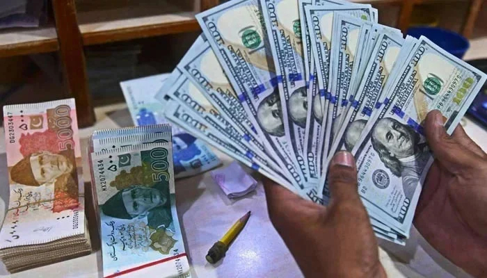 انٹر بینک میں ڈالر کچھ پیسے مزید سستا