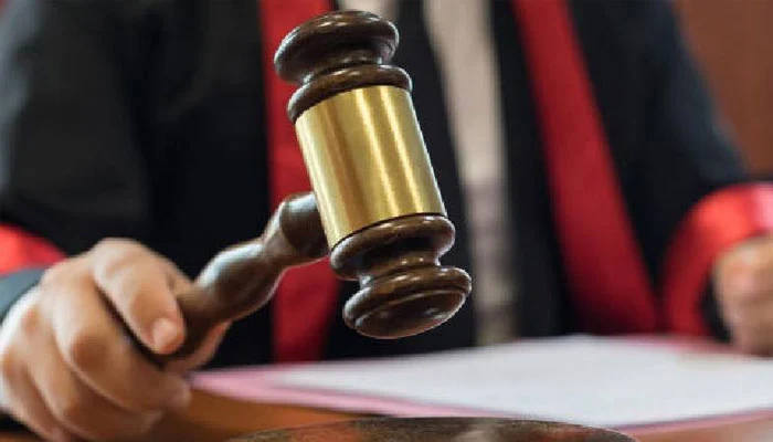 اب مجھے سزا دو ، کراچی کی عدالت میں ملزم نے جج کو جوتا دے مارا