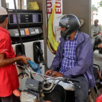 مہنگے پیٹرول سے پریشان موٹر سائیکل سواروں نے بچت کیلئے کیا کرنا شروع کردیا؟