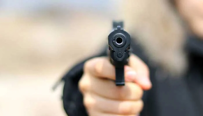 فیصل آباد ، عدالت میں وکیل کو گولی مارنیوالی خاتون گارڈ کی فائرنگ سے ہلاک