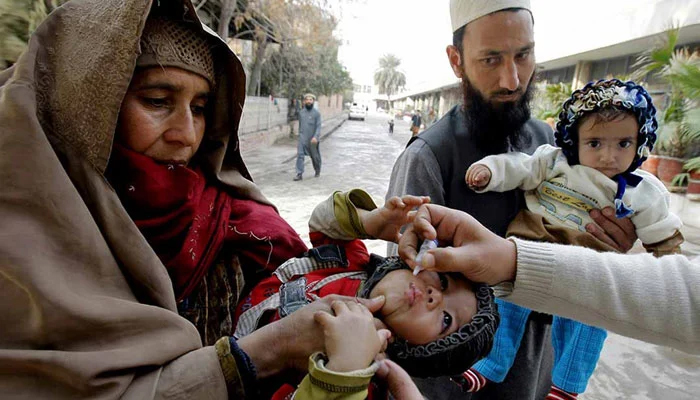 خیبر پختونخوا ، پہلے روز 12 لاکھ بچوں کو انسداد پولیو کے قطرے پلائے گئے