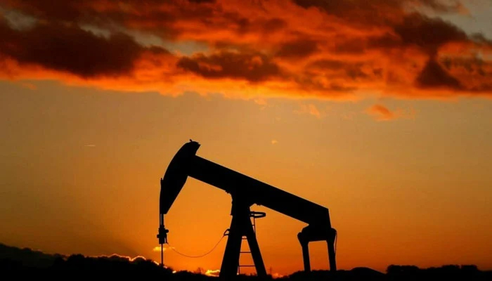 عالمی منڈی میں تیل کی قیمتیں گر گئیں ، پاکستان میں بھی مزید کمی کاا مکان