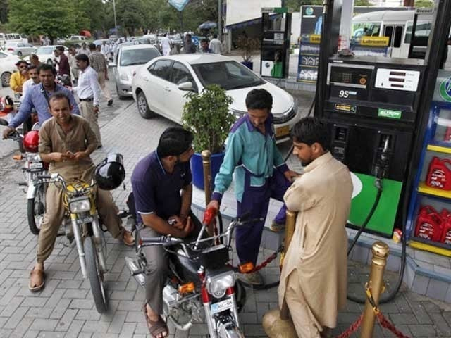 یکم نومبر سے پیٹرول مزید 20 ، ڈیزل 16 روپے لیٹر سستا ہونے کا امکان