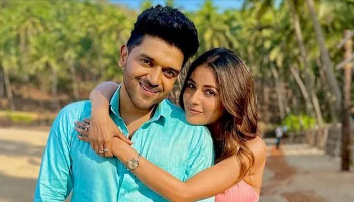 شہناز گل نئی فلم کی اسکریننگ میں گرورندھا وا کو ساتھ لے گئیں