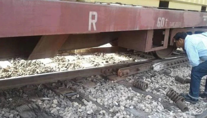 گوجرہ ، ٹوبہ کے قریب مال گاڑی کی ایک بوگی پٹڑی سے اتر گئی