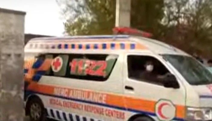 خضدار، 2 گاڑیوں میں تصادم کے بعد آگ لگ گئی، 4 افراد جاں بحق