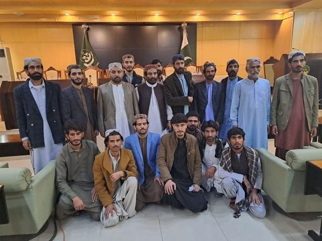 کالعدم بلوچ تنظیم کے کمانڈر سرفراز بنگلزئی نے 70 ساتھیوں سمیت ہتھیار ڈال دیے