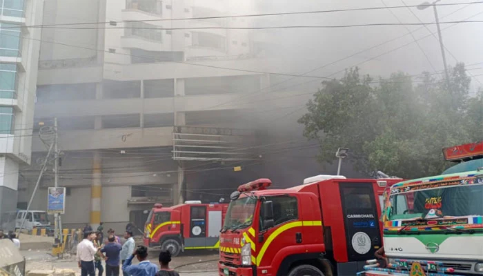 کراچی کے علاقے شارع فیصل پر واقع عمارت میں ایک بار پھر آگ بھڑک اٹھی