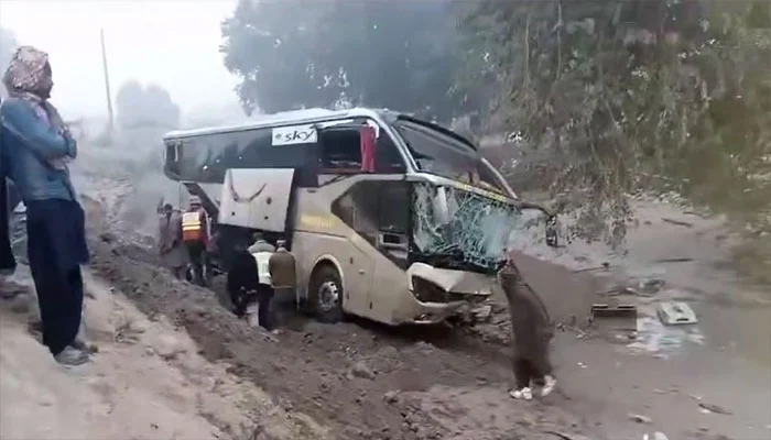 بہاولپور: بس نہر میں گر گئی، 3 مسافر جاں بحق، 17 زخمی