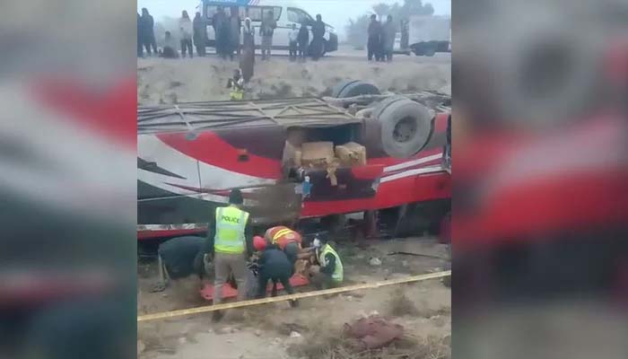 پنو عاقل: کوچ گڑھے میں گر گئی، 3 افراد جاں بحق