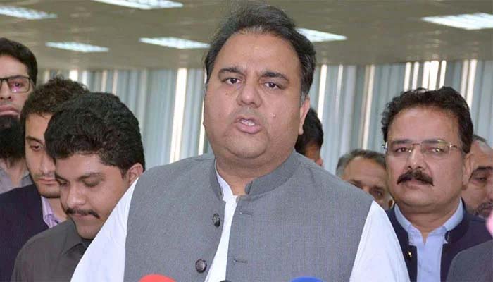 ہم حکومت اور نااہل اپوزیشن کے درمیان پس رہے ہیں: فواد چوہدری