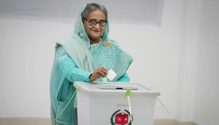بنگلہ دیش کی وزیراعظم شیخ حسینہ واجد نے ڈھاکہ میں اپنا ووٹ کاسٹ کیا