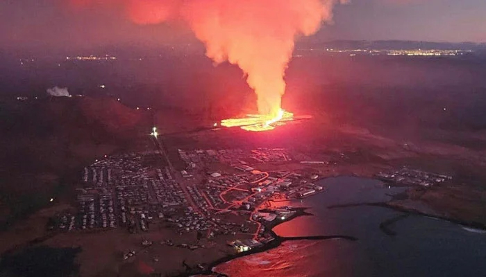 آئس لینڈ: ریکجاوک جزیرے پر آتش فشاں سے لاوا دوبارہ ابلنے لگا