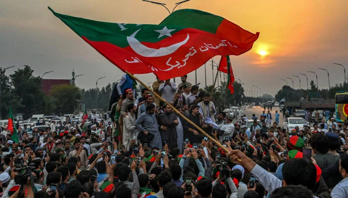 رحیم یار خان، آر او کو دھمکیاں دینے کا مقدمہ، پی ٹی آئی امیدوار کے خلاف مقدمہ درج