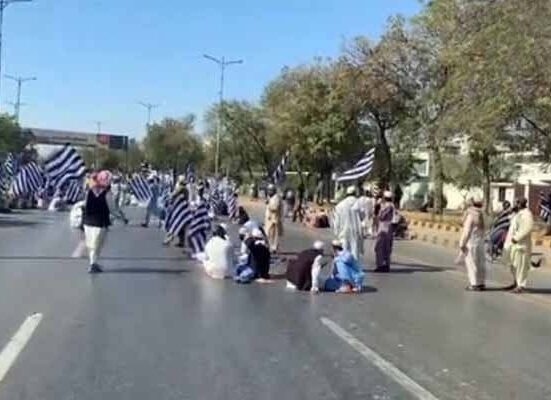 مبینہ انتخابی دھاندلی ، جے یو آئی کا شارع فیصل اور ٹول پلازہ پر احتجاج ٹریفک شدید متاثر