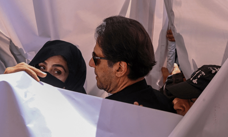 توشہ خانہ نیا ریفرنس ، نیب کی اڈیالہ جیل میں آج بھی عمران خان بشریٰ سے تفتیش