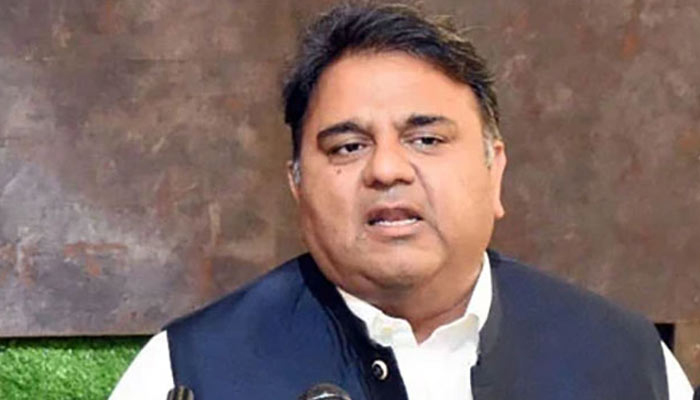 فواد چودھری مقدمہ سماعت کیلئے مقرر نہ ہونے پر چیف جسٹس کی عدالت میں پیش