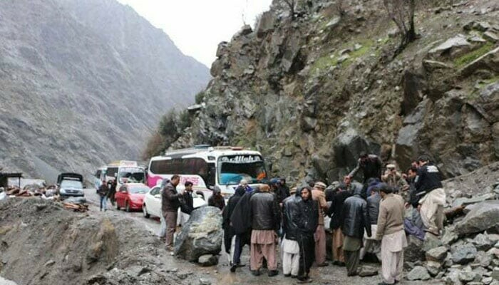 گلگت بلتستان میں لینڈ سلائیڈنگ سے شاہراہ قراقرم مختلف مقامات پر بند