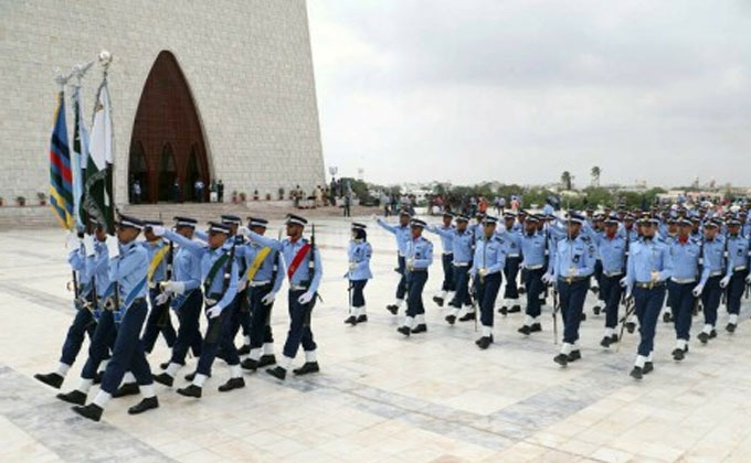 مزار قائد پر گارڈز تبدیلی کی تقریب، پاک فضائیہ نے فرائض سنبھال لیے