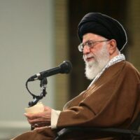 شہید ایرانی سپریم لیڈر آیت اللہ خامنہ ای کا جسد خاکی نماز جنازہ کیلئے تہران منتقل