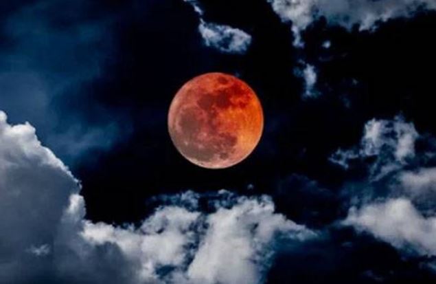 رواں سال کے پہلے چاند گرہن کا آغاز، پاکستان میں نظارہ ناممکن