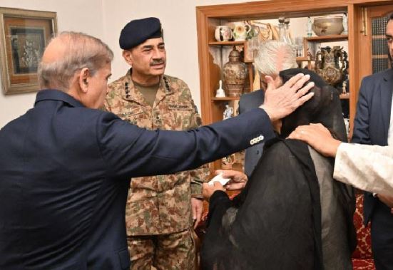 وزیراعظم، آرمی چیف کی سکواڈرن لیڈر عثمان یوسف شہید کے گھر آمد، اہلخانہ سے تعزیت