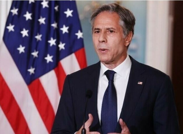 امریکی وزیر خارجہ کا وزیراعظم ، بھارتی ہم منصب کو فون، کشیدگی میں کمی پر زور واشنگٹن:امریکا پاک بھارت کشیدگی میں کمی کے لئے متحرک ہوگیا۔وزیر خارجہ مارکو روبیو نے وزیراعظم پاکستان شہبازشریف اور بھارتی ہم منصب جے شنکر سے ٹیلیفونک رابطہ کیا، حالیہ کشیدگی میں ملکر کمی لانے پر زور دیا، وزیر اعظم پاکستان نے پہلگام واقعے کی شفاف اور غیر جانبدارانہ تحقیقات کی پیشکش کی۔پاکستان اور امریکا نے دہشت گردوں کو انصاف کے کٹہرے میں لانے پر اتفاق کیا۔ مارکو روبیو نے بھارتی وزیر خارجہ پر کشیدگی میں کمی کیلئے کردار ادا کرنے پر زور دیتے ہوئے کہا کہ پاکستانی حکام پہلگام حملے کی تحقیقات میں تعاون کیلئے تیار ہیں۔ دونوں رہنماں کی بات چیت پر ترجمان امریکی محکمہ خارجہ ٹیمی بروس نے بیان میں کہا کہ امریکی وزیرخارجہ مارکو روبیو نے دہشت گردی کے خلاف بھارت کے ساتھ تعاون کے لئے امریکی عزم کا اعادہ کیا اور پہلگام واقعہ پر اظہار افسوس بھی کیا۔