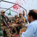 پہلگام فالس فلیگ: عوام کا پاک فوج سے اظہار یکجہتی، پھول نچھاور کئے