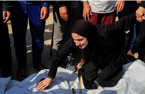 اسرائیل کی غزہ پر بمباری، فلسطینی خاتون ڈاکٹر کے 9 بچے شہید
