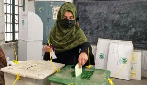 سیالکوٹ کے حلقہ پی پی 52 سمبڑیال میں ضمنی الیکشن کیلئے پولنگ کا آغاز