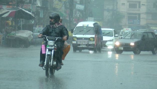 ملک کے مختلف شہروں میں بادل برس پڑے، نشیبی علاقے زیر آب، رین ایمرجنسی نافذ