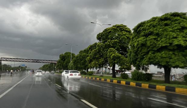 ملک بھر میں طوفانی بارشیں، نشیبی علاقے زیرآب، حادثات میں 5 افراد جاں بحق