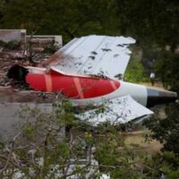 بھارتی لڑاکا طیارہ تیجس دبئی ایئر شو کے دوران کرتب دکھاتے گر کر تباہ