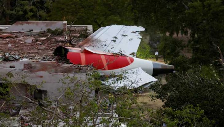 بھارتی لڑاکا طیارہ تیجس دبئی ایئر شو کے دوران کرتب دکھاتے گر کر تباہ