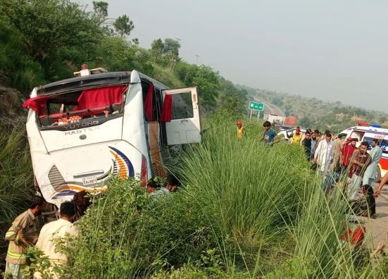 ڈرائیور کی غفلت، اسلام آباد سے لاہور جانیوالی بس کھائی میں گرنے سے 8 مسافر جاں بحق، 18 زخمی