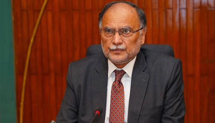 دشمن انتشار اور تقسیم پیدا کر کے ہمیں کمزور کرنا چاہتا ہے: احسن اقبال