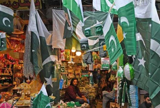 جشن آزادی کی تیاریاں عروج پر، ہر طرف سبز ہلالی پرچموں کی بہار