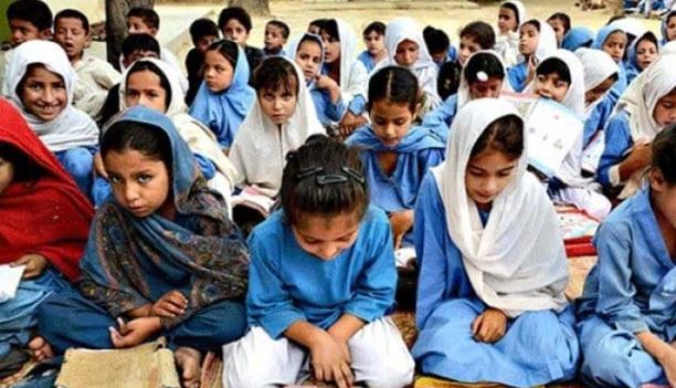 پنجاب کے سکولوں میں افسروں کو گلدستے اور تحائف پیش کرنے پر پابندی