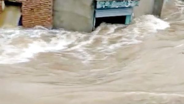 اسلام آباد میں موسلادھار بارش، نالے بپھرنے سے متعدد علاقے زیر آب