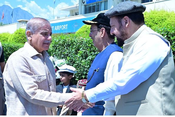 وزیراعظم سیلاب سے ہونے والی تباہ کاریوں کا جائزہ لینے گلگت پہنچ گئے