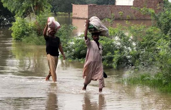 سیلاب کی تباہ کاریاں، راستے بحال نہ ہونے سے متاثرین کو گھر واپسی میں مشکلات