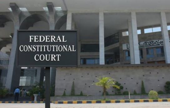 بل بورڈز نہایت خطرناک ہوتے ہیں، پیسوں کےلیے جان کو خطرے میں نہیں ڈالا جاسکتا،وفاقی آئینی عدالت