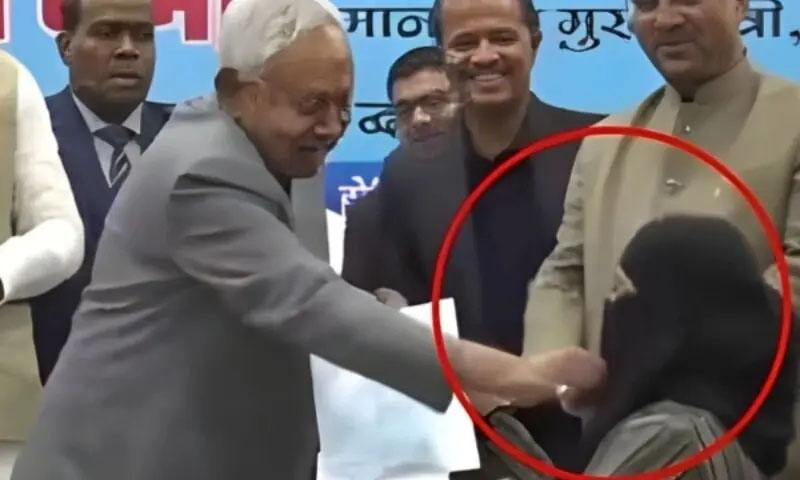 بھارتی وزیراعلیٰ نے مسلم خاتون ڈاکٹر کا نقاب کھینچا، مسلمانوں میں غصے کی لہر دوڑ گئی