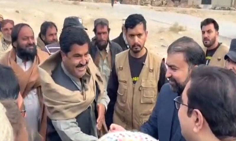 وزیراعلیٰ بلوچستان پشین کے دورہ پر عوام میں گھل مل گئے،بچوں کیساتھ بنٹے کھیلے