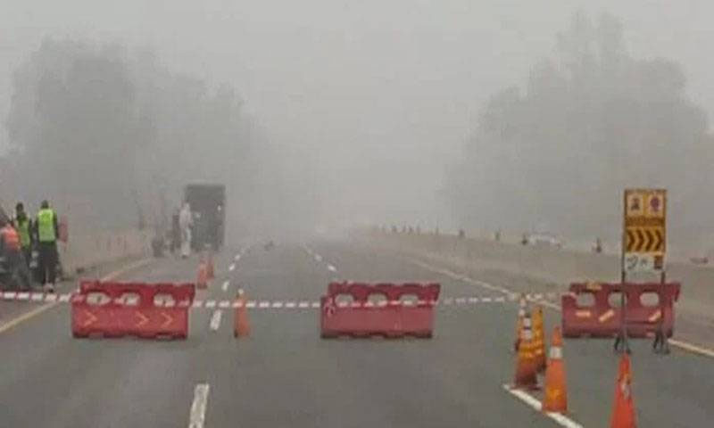 شدید دھند، موٹروے ایم 3، 4 اور ایم 5 بند کر دی گئی