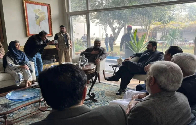 وزیر اعلیٰ سہیل آفریدی اسیر رہنما شاہ محمود قریشی کے گھر پہنچ گئے، جانئے اہم گفتگو کیا ہوئی؟