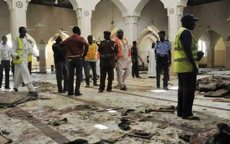 امت مسلمہ کیلئے افسوسناک خبر آگئی ! مسجد میں بم دھماکے سے 7 نمازی شہید ، فضا سوگوار